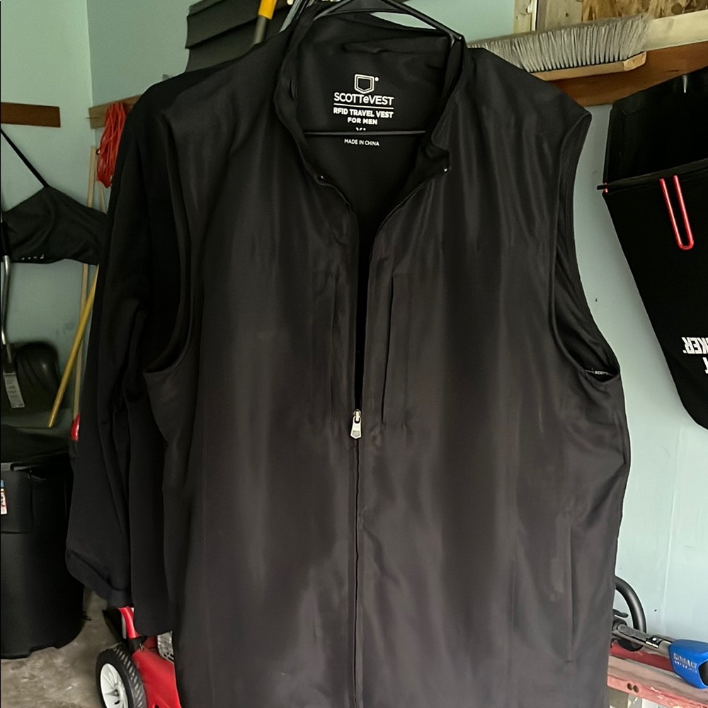 Scottevest Black Versatile Vest with Weather-Resistant Finish